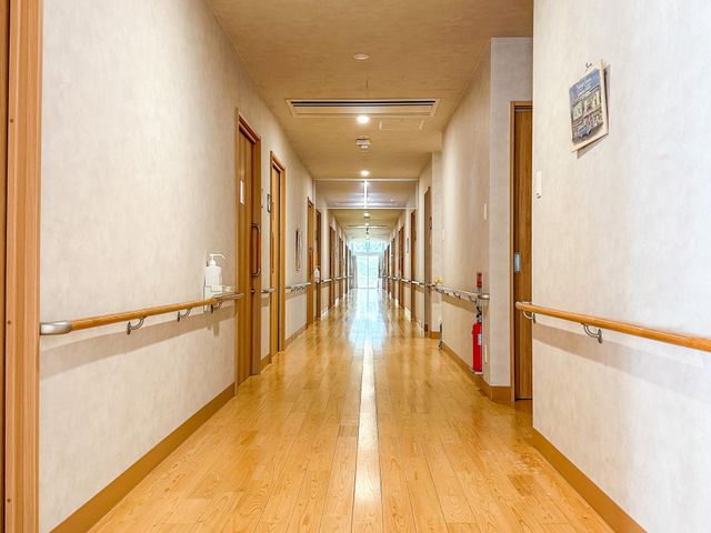 明るく広い廊下の風景 廊下 明るい通路で心地よい職場環境を提供。清掃や点検など、日々の業務で活躍できる空間です。