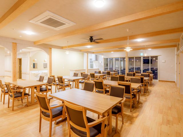 広々とした食堂空間 共有スペース 木目調のテーブルと椅子が並ぶ明るい食堂です。共有スペースでの温かな交流の場としてご活用いただけます。