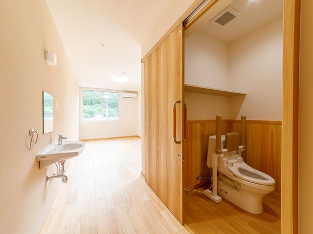 明るい居室と洗面トイレ 居室 床から天井までの明るさが自慢の居室角に、安全に配慮した設計の洗面トイレがあります。