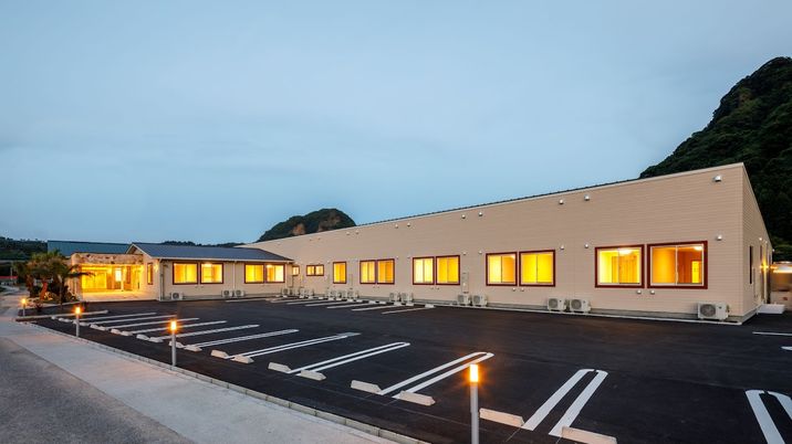 夕景に照らされた一階建て建物