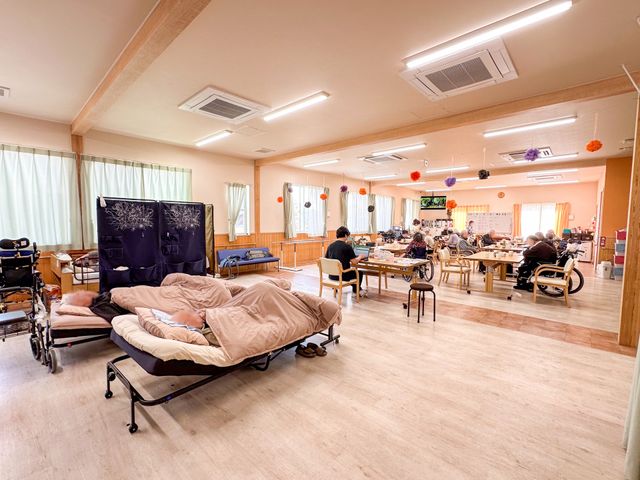 明るいダイニングの様子 ダイニングルーム 明るく広々としたダイニングで、利用者様のサポートを通じて温かなコミュニティを築くお手伝いをいたします。