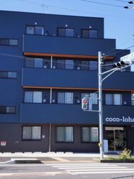 青い外壁の建物外観