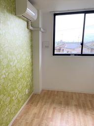 明るい壁紙の洋室空間