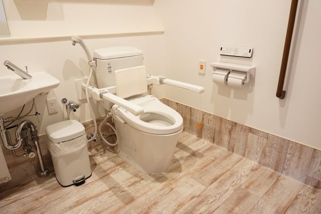 バリアフリートイレ トイレ 手すり付きで安全に配慮された清潔なトイレです。利用者の快適性を第一に考えた設計となっております。