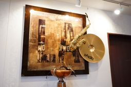 壁掛けのアートと楽器