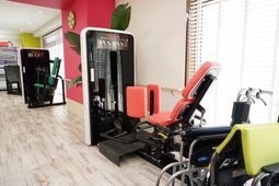 トレーニング機器と車いす