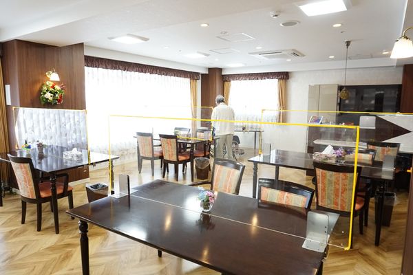 食堂エリアと利用者