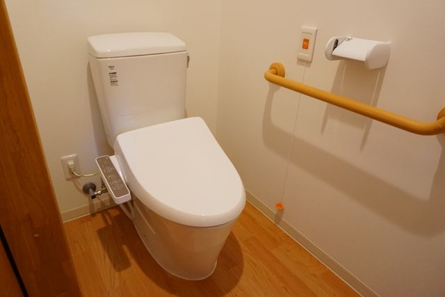 バリアフリー設計のトイレ トイレ 安全かつ快適にご使用いただける設計のトイレです。手すりが付いており、安心してご利用いただけます。