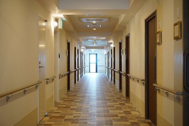 清潔感ある広々廊下 廊下 ゆったりとした通路が確保されており、安全に配慮した手すりが整備されています。働きやすい環境が備わっており、訪れた方々も快適に過ごせます。