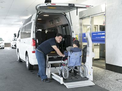 車いすの利用者支援シーン