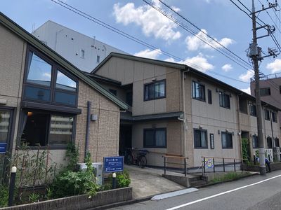 地上2階建ての施設外観