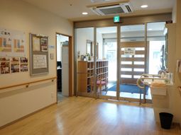 明るいエントランス風景