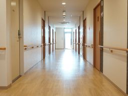 明るく清潔な廊下