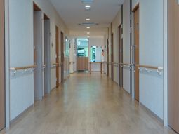 明るい廊下の様子