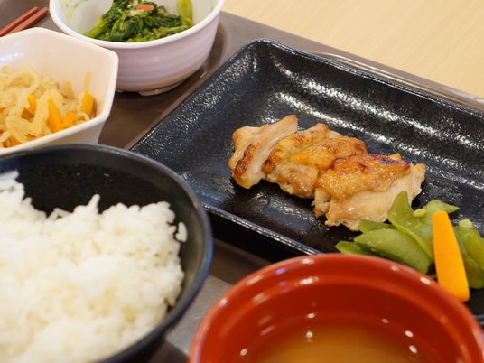 彩り豊かな食事風景