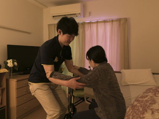介助するスタッフと利用者