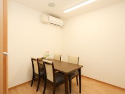 シンプルなダイニングルーム