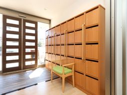 受付横のロッカー壁面