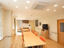 明るい食堂の空間