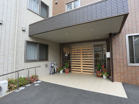 エントランスの清潔な外観