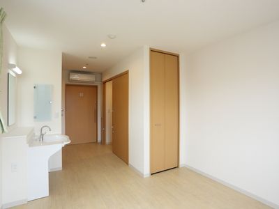 居室の洗面台とドア