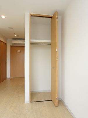 広々とした洋室入口