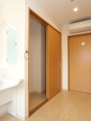 明るい洗面所付き居室
