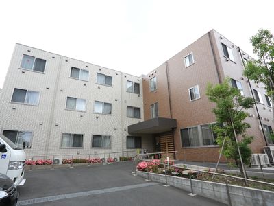 広々とした外観の建物