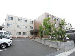 明るい日差しの外観