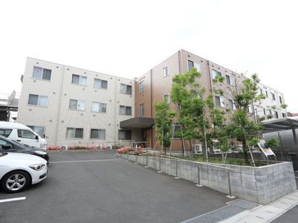 明るい日差しの外観