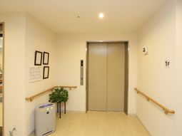 明るいエレベーターホール