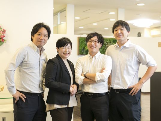 スタッフが笑顔で立つロビー