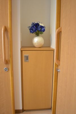 廊下に置かれた花