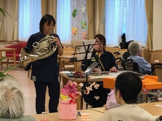 スタッフ楽器演奏の様子