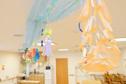 カラフルな飾り付けの部屋