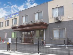 施設の明るい外観