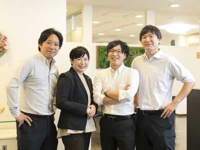 笑顔のスタッフグループ