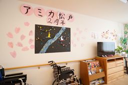 アート作品の壁掛け装飾