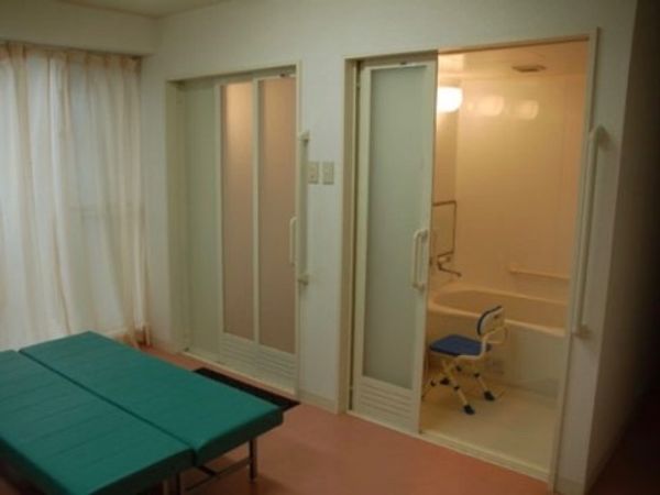 バリアフリー浴室とベッド