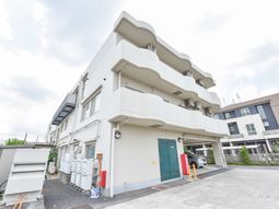 清潔感のある建物エントランス