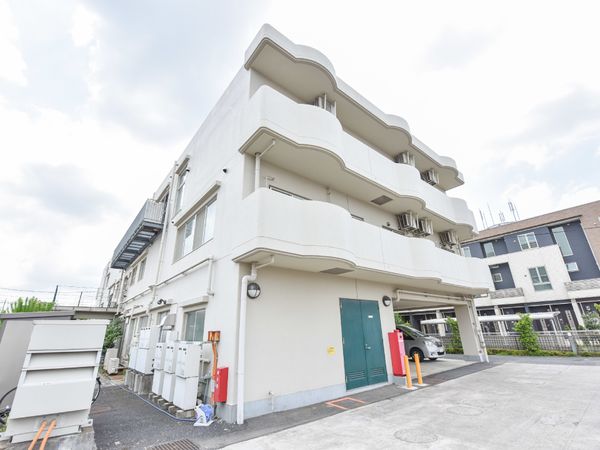 清潔感のある建物エントランス