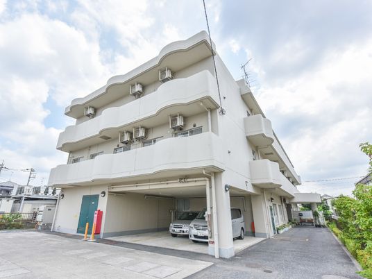 白い建物の広々外観