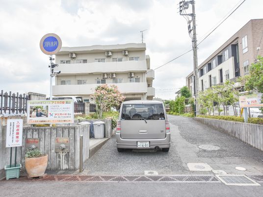 建物前の車両とエントランス