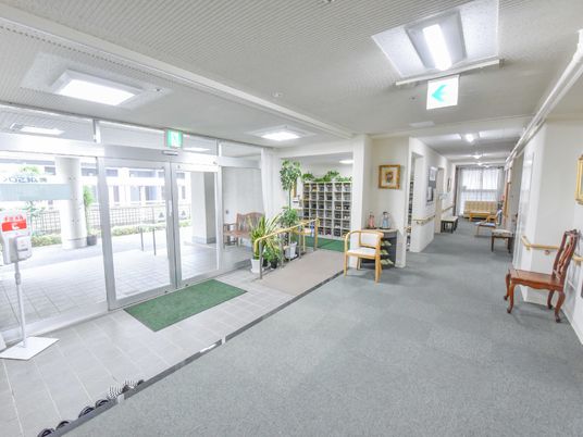 明るいエントランスホール
