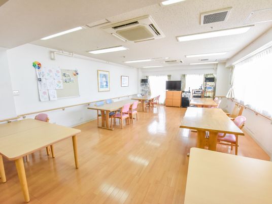 明るい食堂の空間