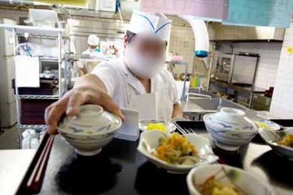 スタッフが料理を提供