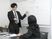 会議室で説明する男性