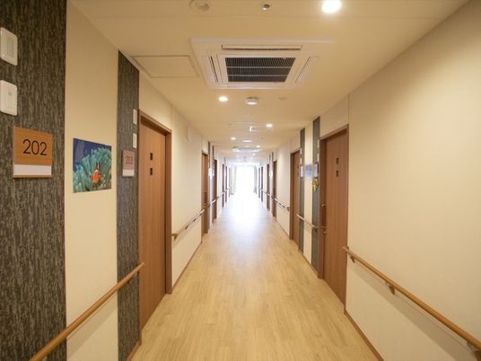 スタッフが働く廊下