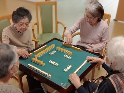 活動する高齢者二人の居室