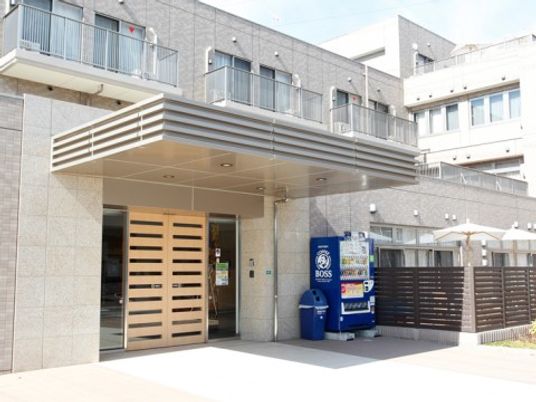 明るい建物のエントランス